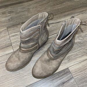 Women’s size 8 Jellypop boots